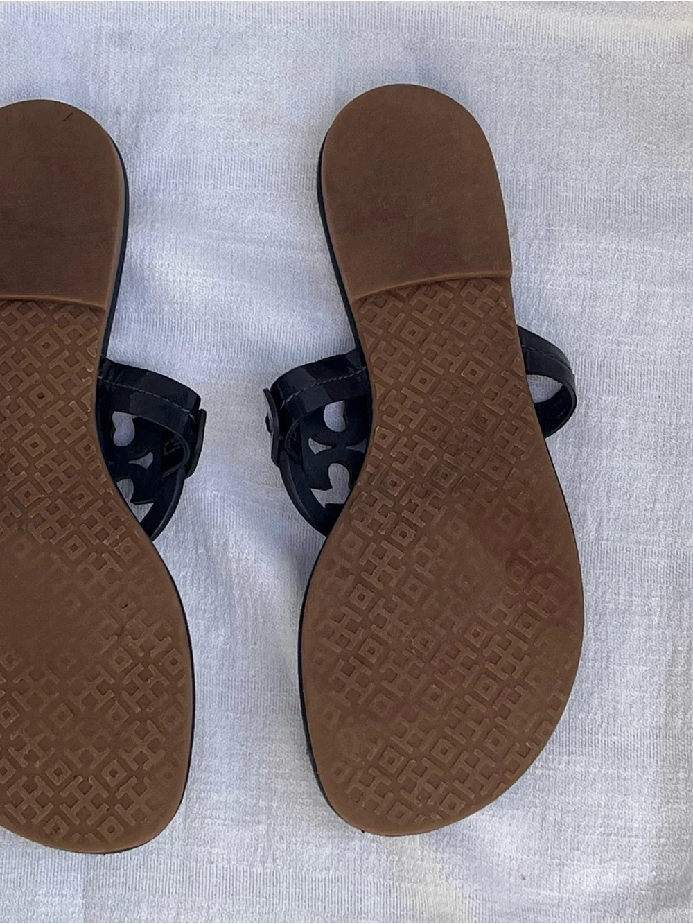 Tory Burch Navy Miller Thong Sandal with Rainbow Logo Medallion Size 7.5
